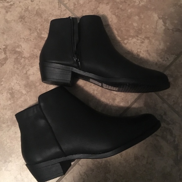 Forever 21 never worn Chelsea boots