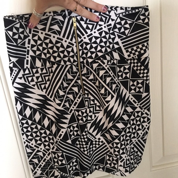 Tight b&w mini skirt - Picture 1 of 2