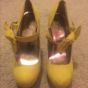 Yellow pumps with lace bow