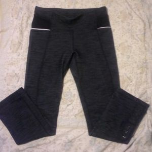 Lululemon dark wash size 4 crops with buttons