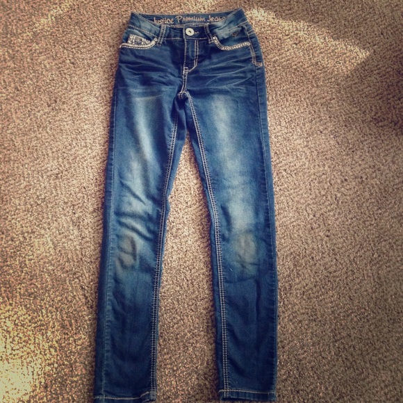 I am selling long blue jeans .