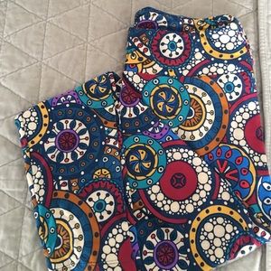 TC Lularoe leggings.