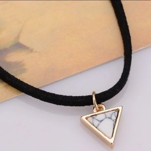 Triangle stone choker 😍