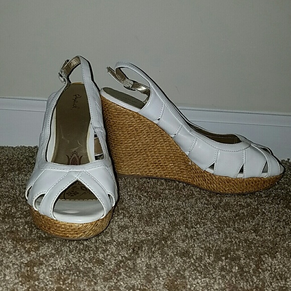 White wedged open toe shoe - Picture 1 of 2