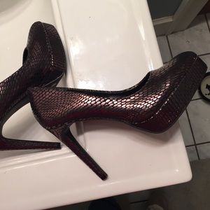 Jessica Simpson black high heel pumps metallic