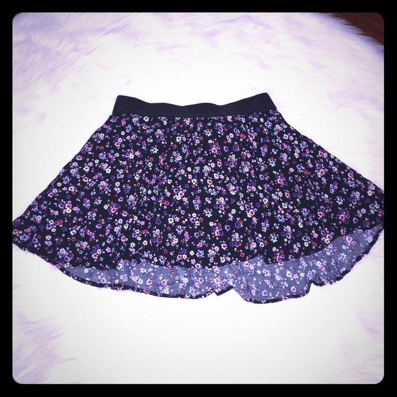 🌺Cute black with a flower pattern kids skirt.🌺