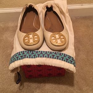 📍WINTER SALE📍White Tory Burch flats (with box)