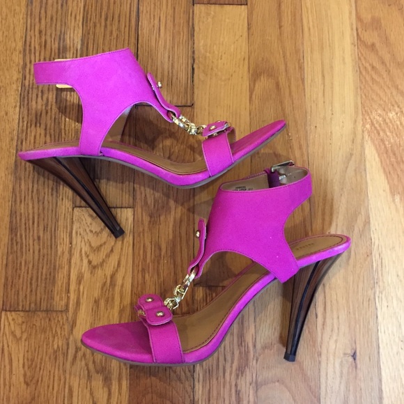 Nine West 8.5 fuchsia suede leather sandal.