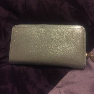 Brand new never been used silver wallet