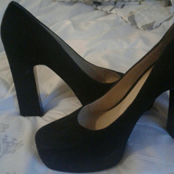 Shoes - Picture 2 of 4