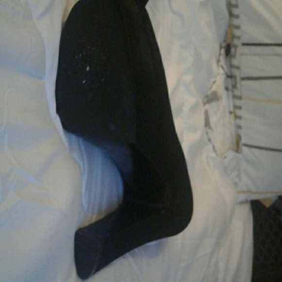 Shoes - Picture 4 of 4