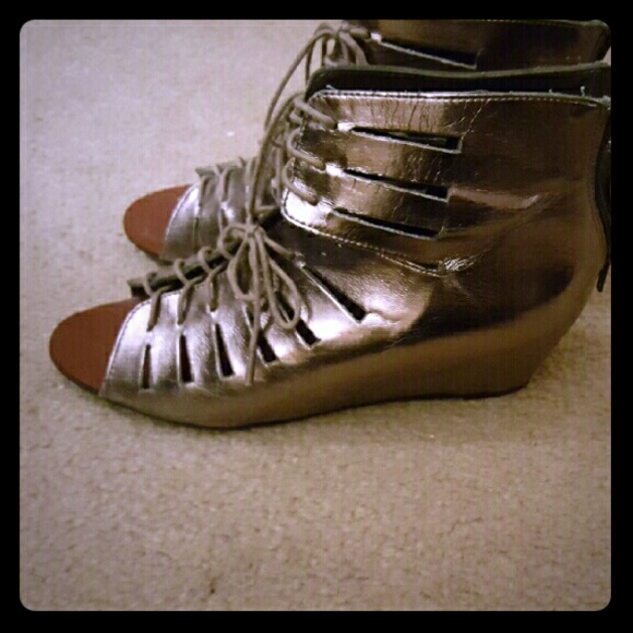 Metallic silver wedges