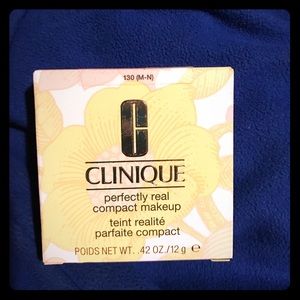 Clinique Perfectly Real compact makeup powder
