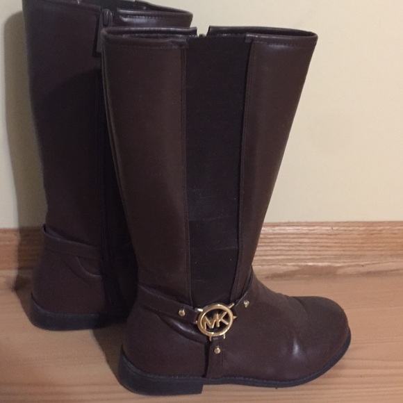 Has a zipper on the side & gold logo