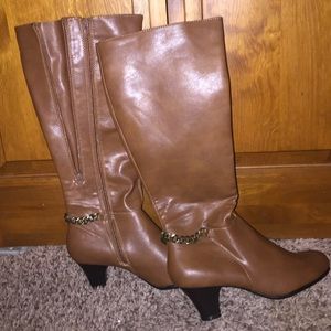 NWOT brown aerosoles with chain accent