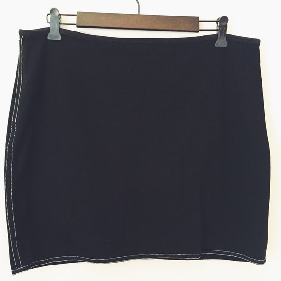 Ellie Tahari mini skirt w/ stitched ribbon piping