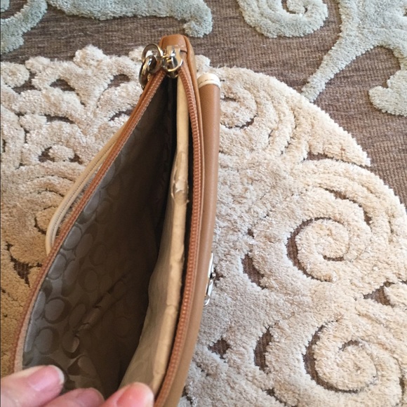 Coach Clutch - Picture 3 of 4