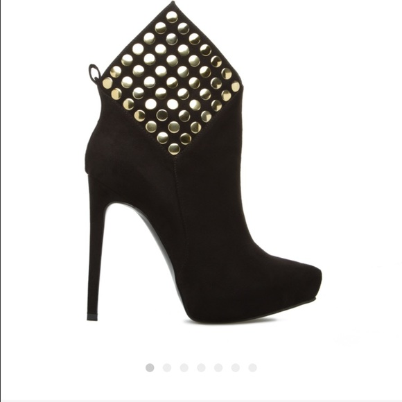 Quiana never worn heels!