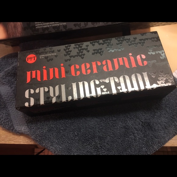 Mini flat iron ! PRICE NEGOTIABLE! GREAT CONDITION
