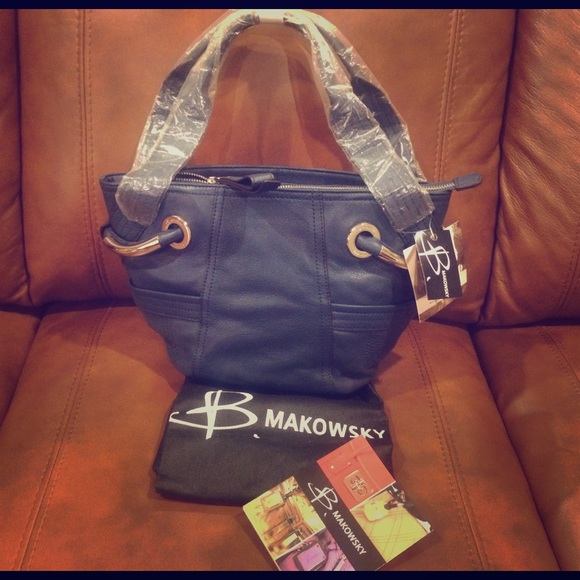B Makowsky Dark Navy Shoulder bag ❄️