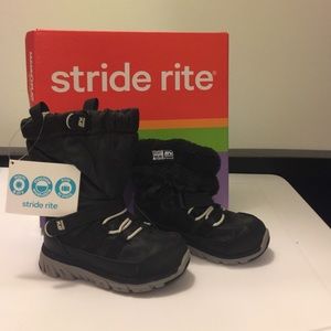NEW!! Stride Rite Made2Play Sneaker boot. Size 6W