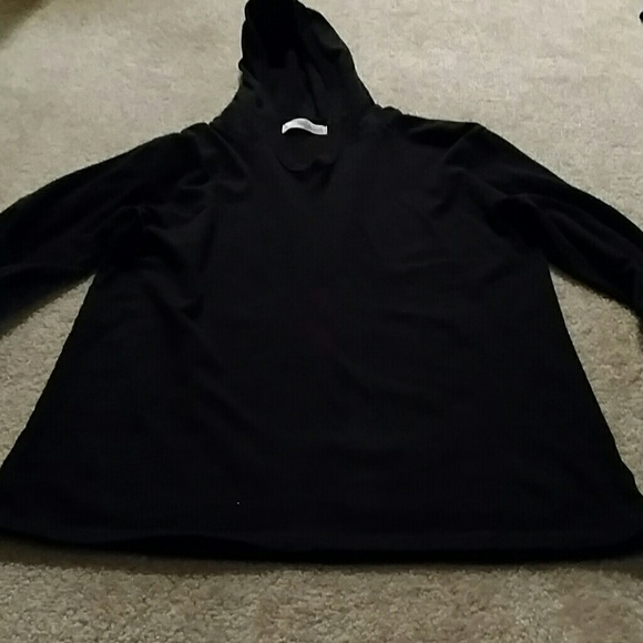 Black v neck hooded shirt