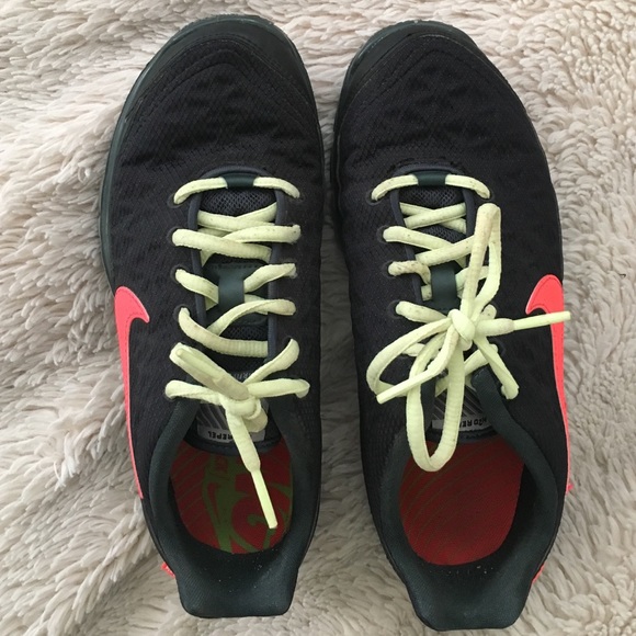 Black Nike Free Runs