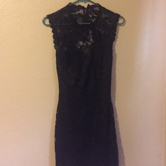 Scallop lace bodycon dress