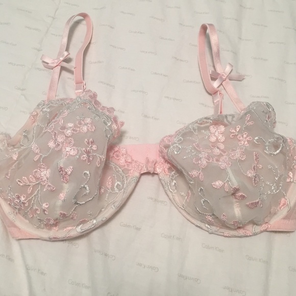 Pretty pink lace brassiere ⚜️