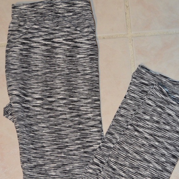 Black and white stripped leggings