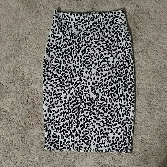 XS. White with black cheetah print. Pencil skirt