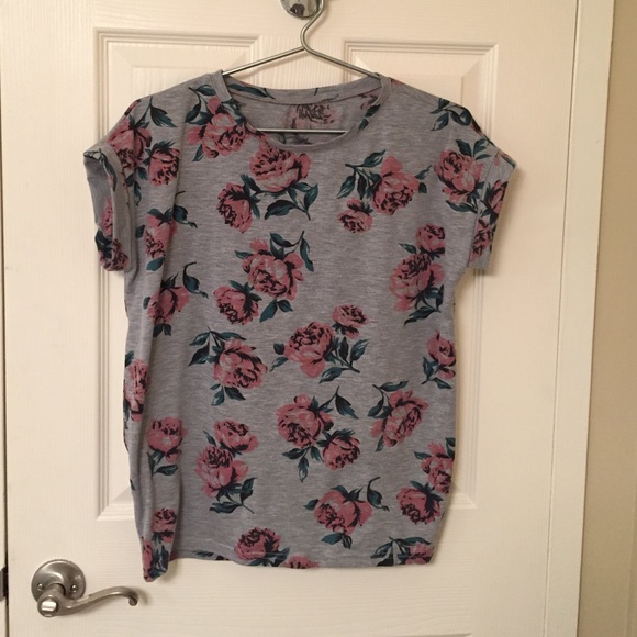 Grey tshirt with pink roses