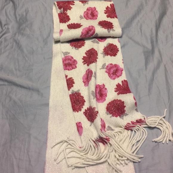 Scarf with roses