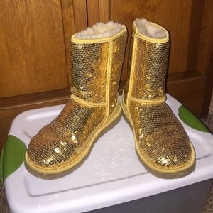 Gold sparkly uggs✨