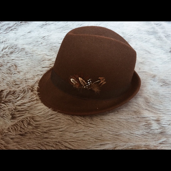 Brown fedora w feathers