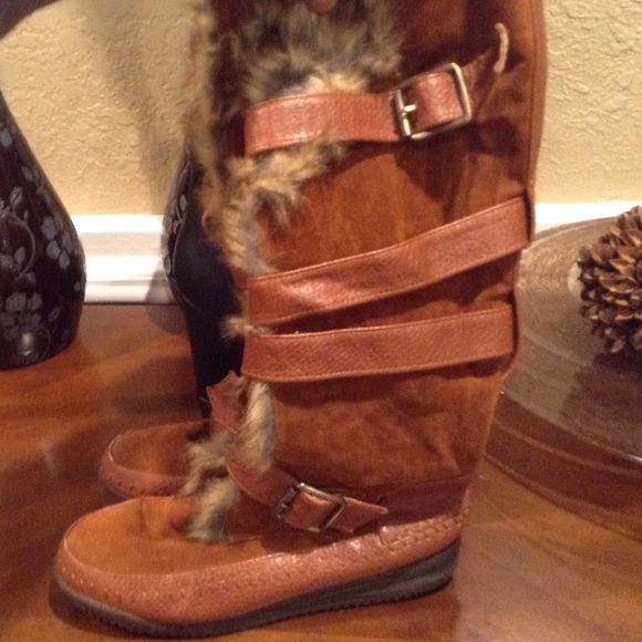 A pair of kids winter cameo boots!.