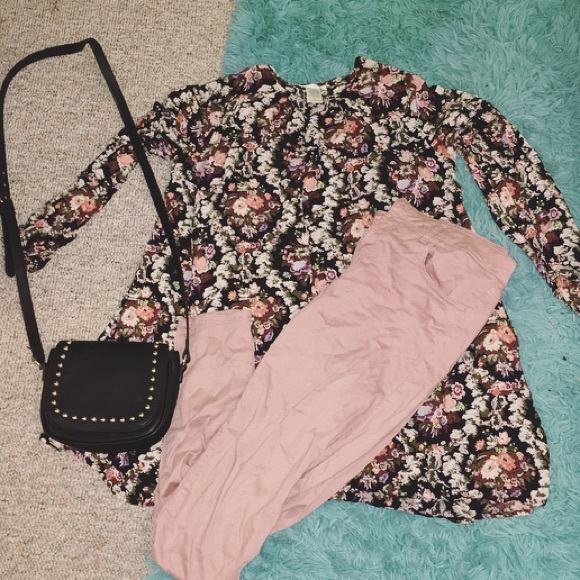 Cute key hole floral top