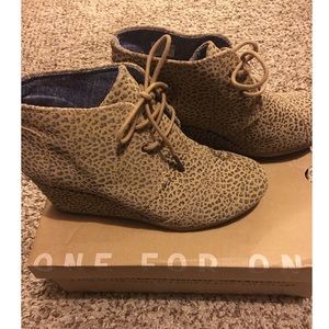 ✨Like new✨ TOMS Cheetah Booties, size 8