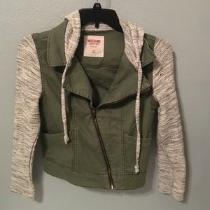 Army green knit sleeved jacket