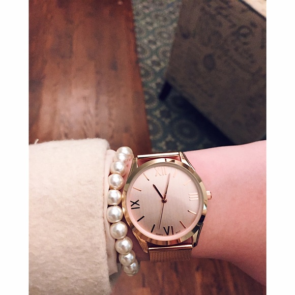 !SOLD!😋Gold Tone Watch - Picture 2 of 3