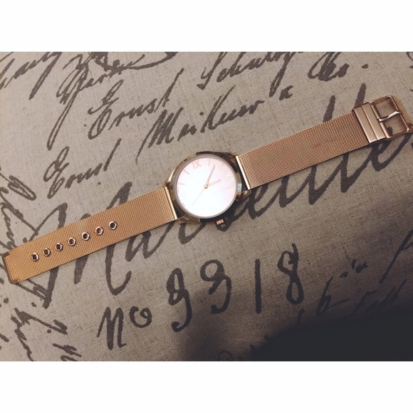 !SOLD!😋Gold Tone Watch - Picture 3 of 3