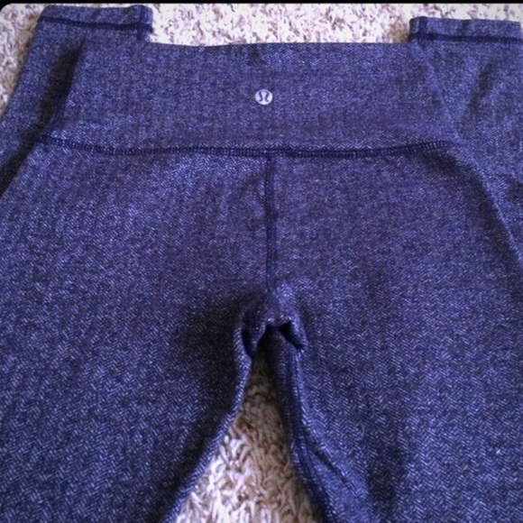 Navy Lululemon High Waist Great Condition!!