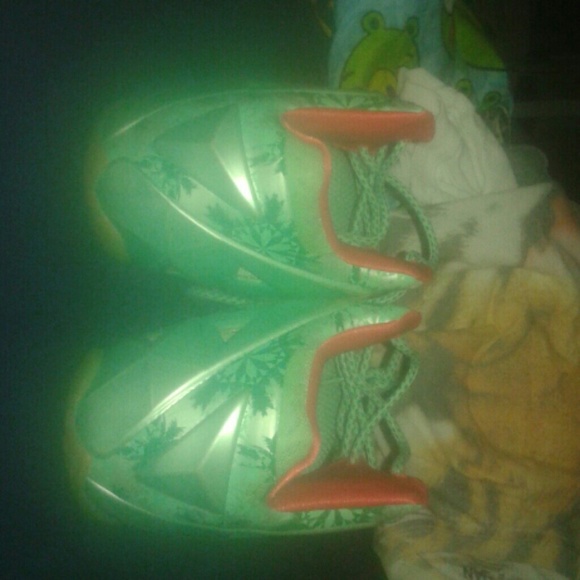 LeBron 11 Christmas edition - Picture 2 of 4