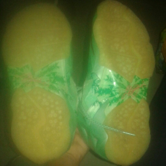LeBron 11 Christmas edition - Picture 3 of 4