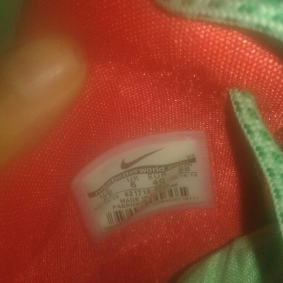 LeBron 11 Christmas edition - Picture 4 of 4