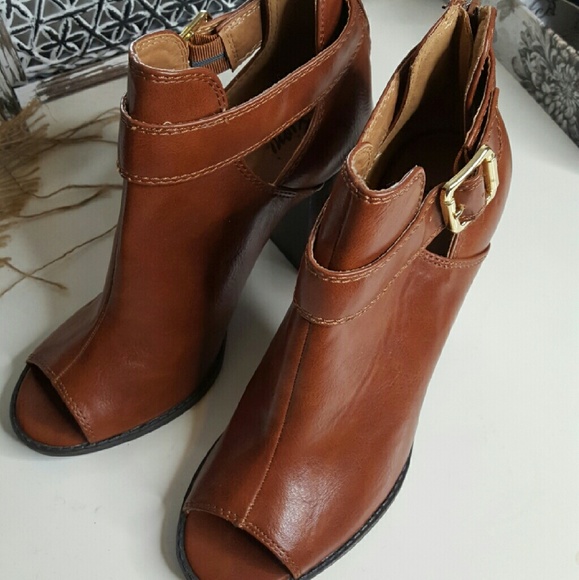 Open toe brown shoes with block heel