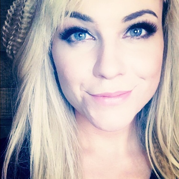 Meet your Posher, Elise - Picture 2 of 3