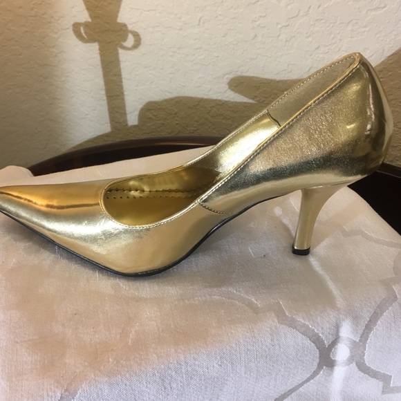 Brand-new gold pumps by splash size 7