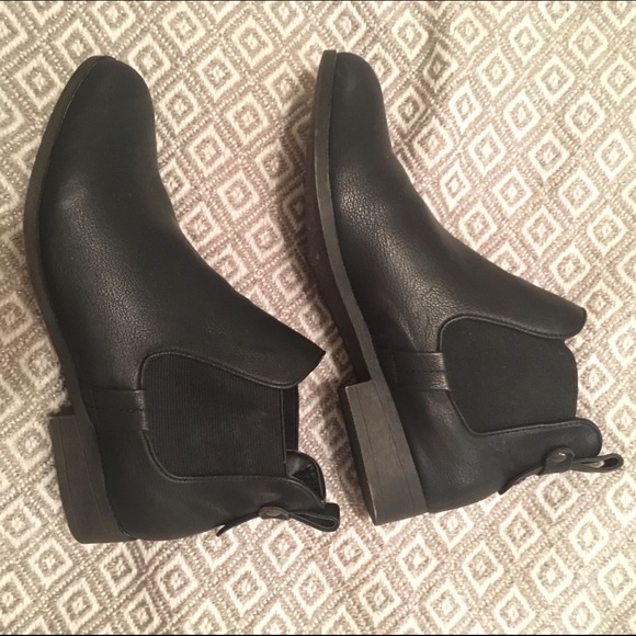 Madden Girl black leather ankle booties size 8.5