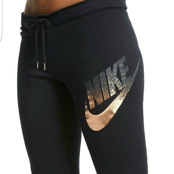 Sold on Merc.NWT Nike Sweat Suit Set Size L - Picture 2 of 4